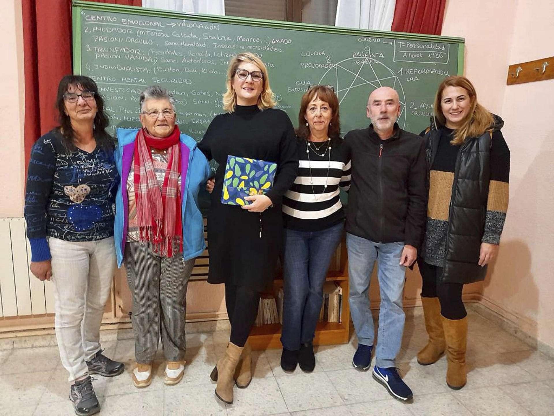 La ponente junto al equipo directivo de la asociación de jubilados.