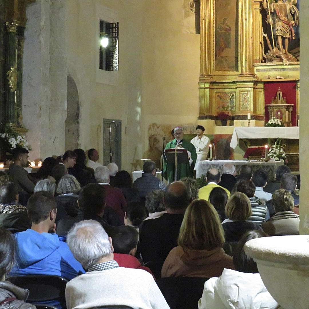 César Franco dando misa en el interior de la iglesia.