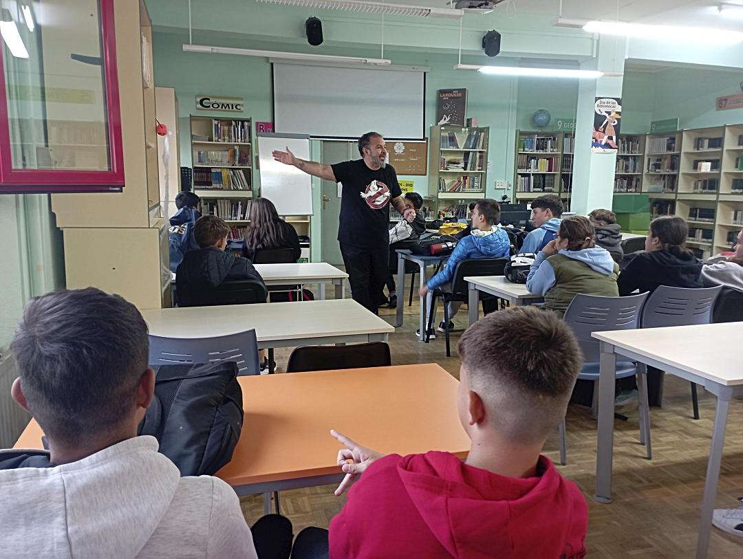 El instructor con los jóvenes.