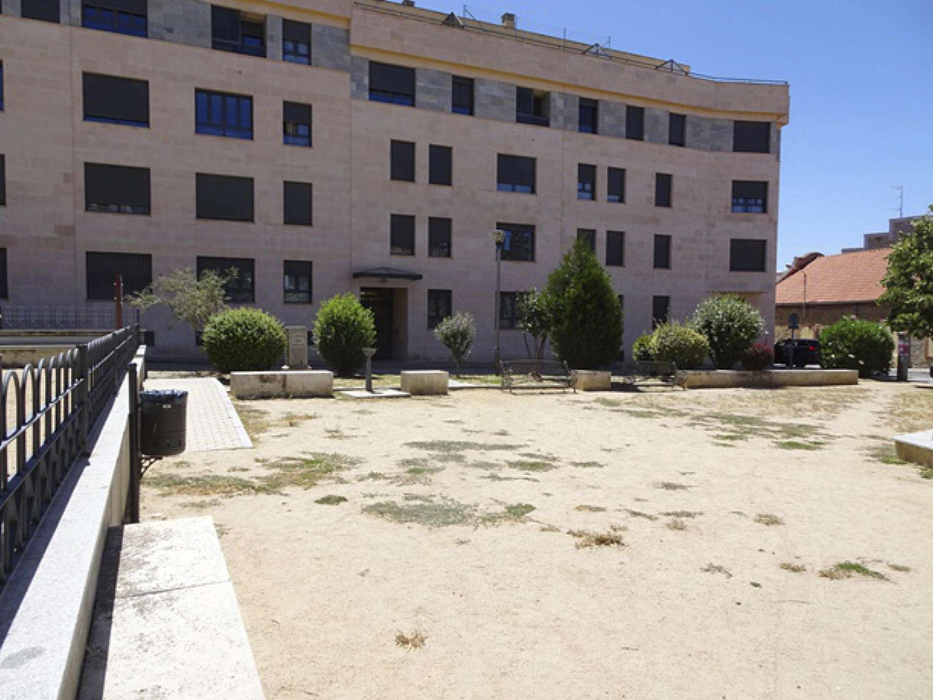 2 Urrialde alineación de arbustos 2 Urrialde alineación de arbustos