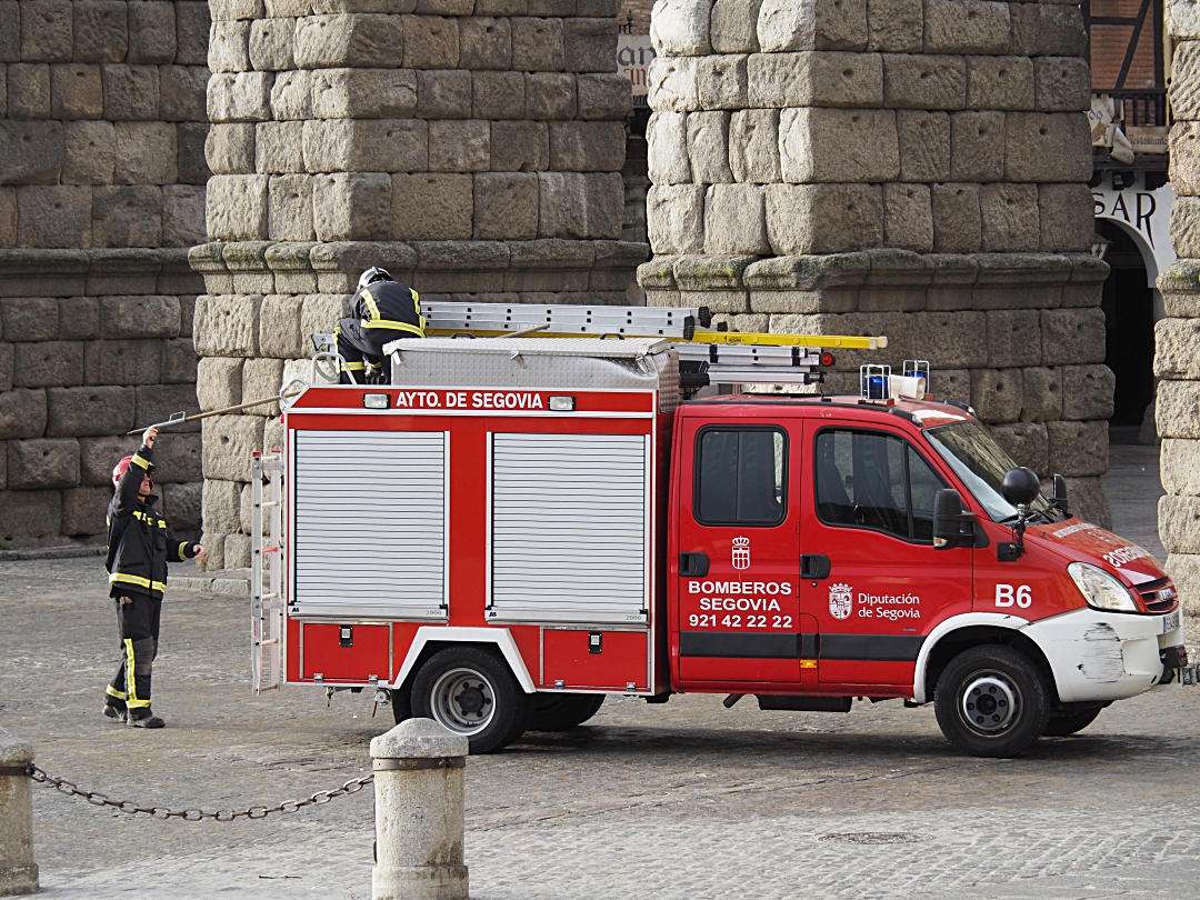 Equipo de bomberos de Segovia en el Acueducto