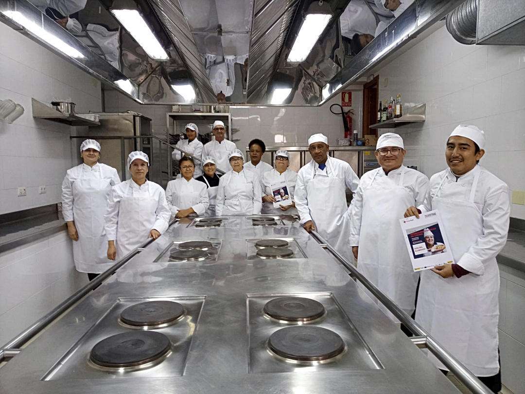 Los alumnos del Curso de Operaciones Básicas de Cocina se muestran muy motivados.