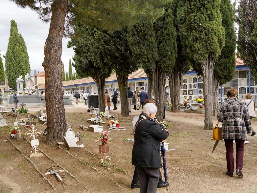 Día de 'Todos los Santos' en el Cementerio de Segovia. / MIGUEL ÁNGEL FERNÁNDEZ