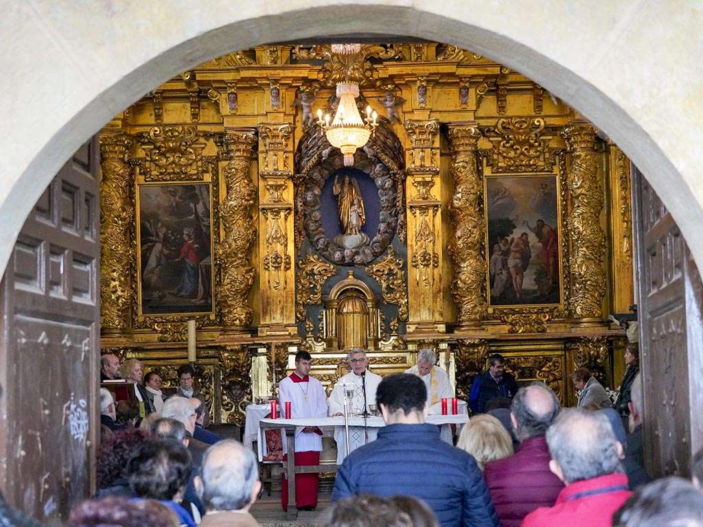 Misa en la capilla del Cementerio de Segovia, por el obispo César Franco. / MIGUEL ÁNGEL FERNÁNDEZ