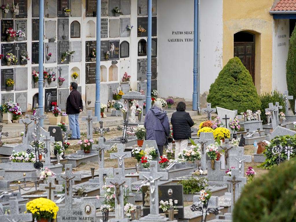 Día de 'Todos los Santos' en el Cementerio de Segovia. / MIGUEL ÁNGEL FERNÁNDEZ