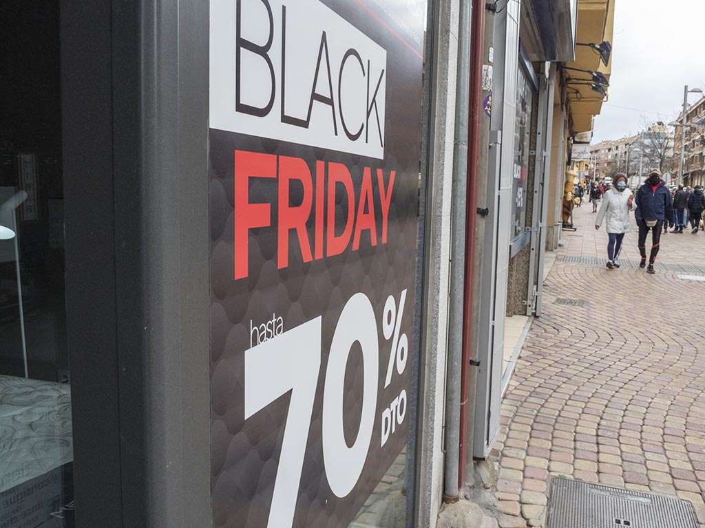 Comercio en la calle José Zorrilla, durante el 'Black Friday'. / KAMARERO