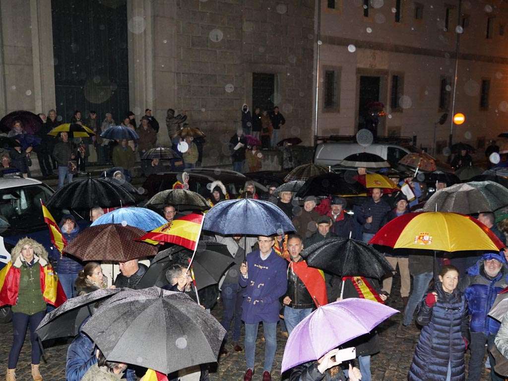 Concentracion contra la amnistía en la plaza de Adolfo Suárez. /Miguel Angel Fernández