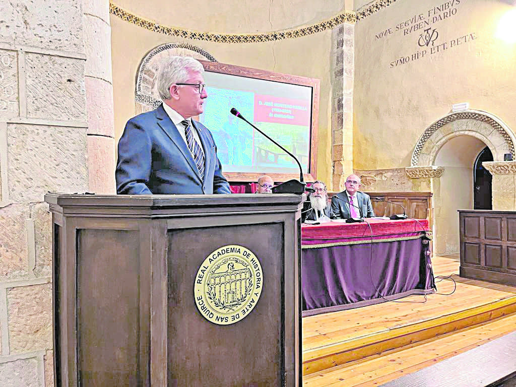 El Sr Montero Reguera disertando sobre su padre