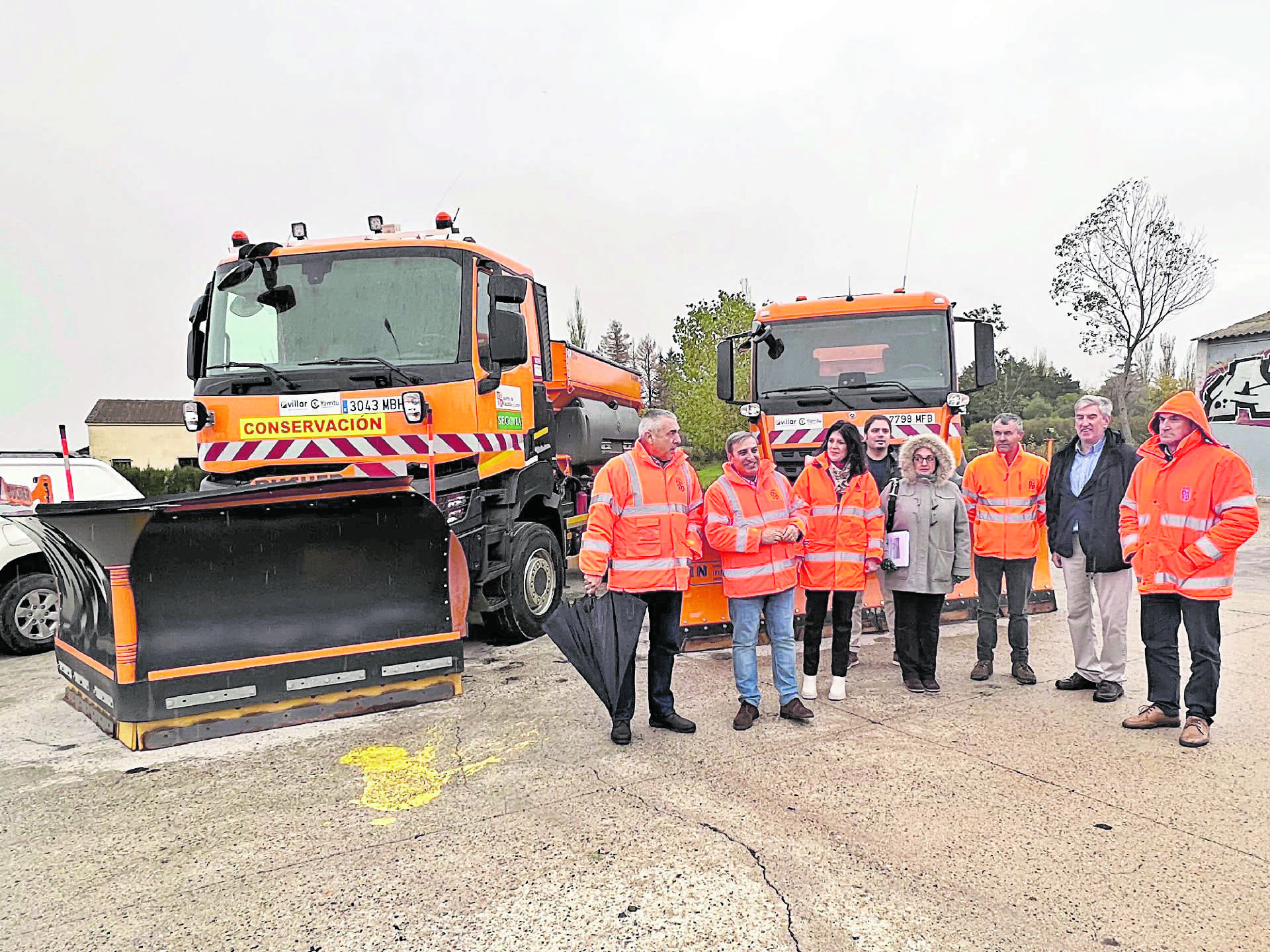 El delegado territorial con profesionales del dispositivo de vialidad de la Junta en Segovia