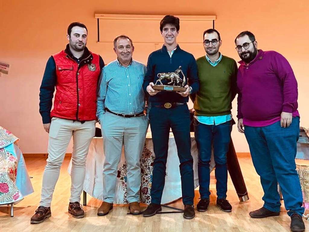 Entrega del reconcimiento al torero Esaú Fernández, en San Rafael.