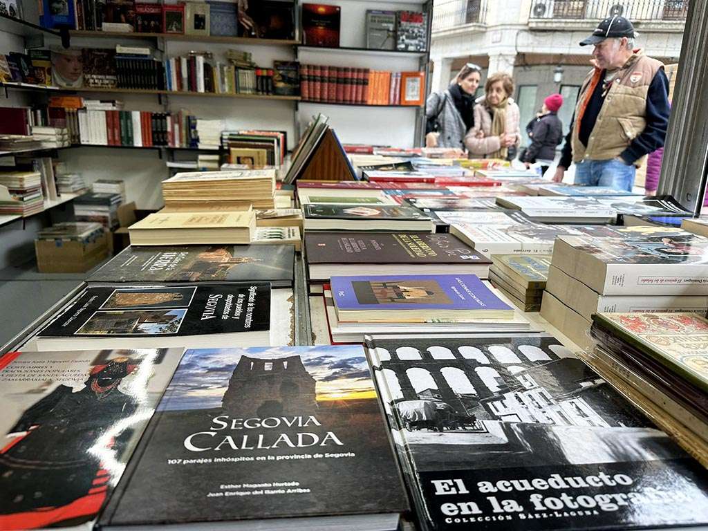 Feria del libro antiguo y de ocasión, en la avenida del Acueducto. / EL ADELANTADO