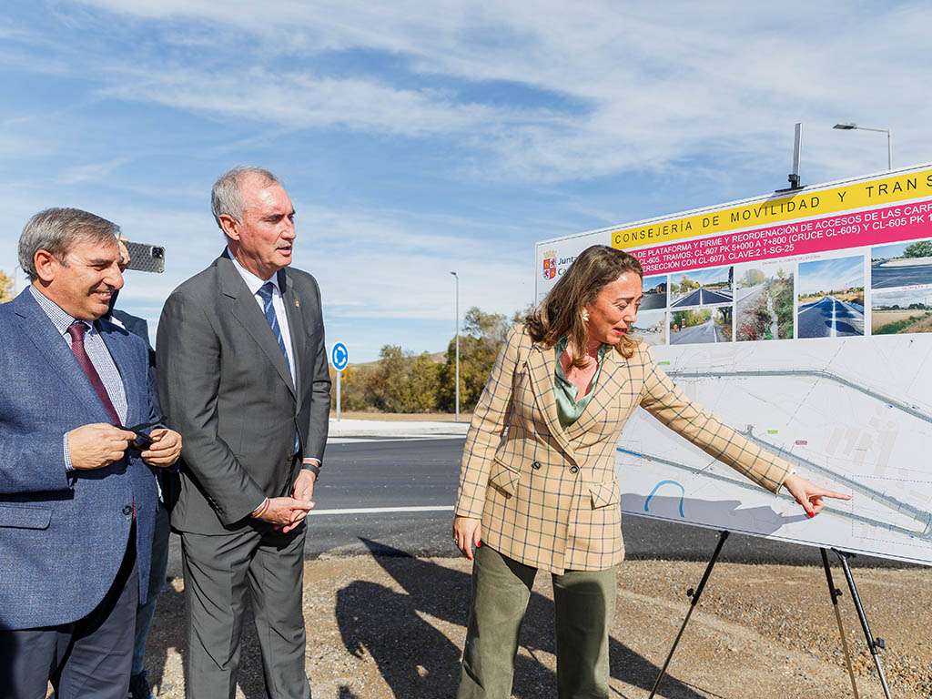 La consejera de Movilidad y Transformación Digital, María González Corral, visita las obras de las carreteras CL-605 y CL-607, junto a José Luis Sanz Merino y José Mazarías. / NACHO VALVERDE - ICAL