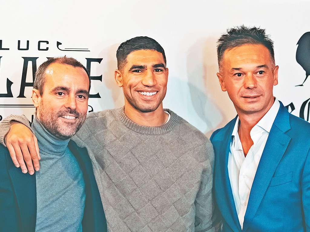 El jugador del PSG, Achraf Hakimi (centro), socio del complejo de La Pinilla. / JOSTYN SALAZAR