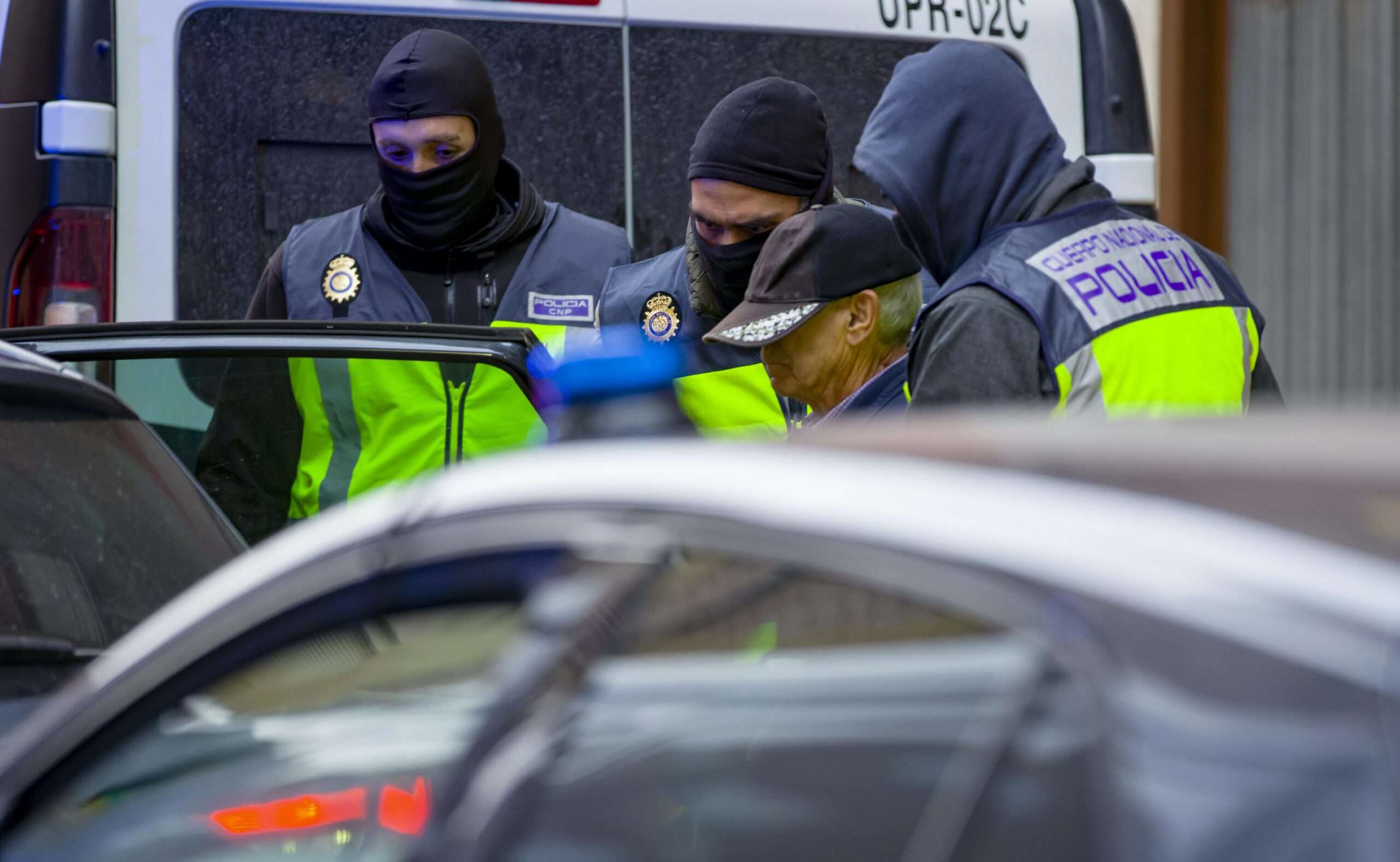 La Policía Nacional registra la casa un jubilado de 74 años en Miranda de Ebro por el envío de cartas con material pirotécnico al presidente del Gobierno