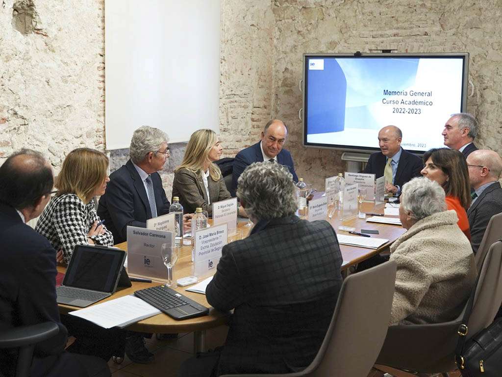 Reunión celebrada en el campus de IE University en Segovia. / ROBERTO ARRIBAS