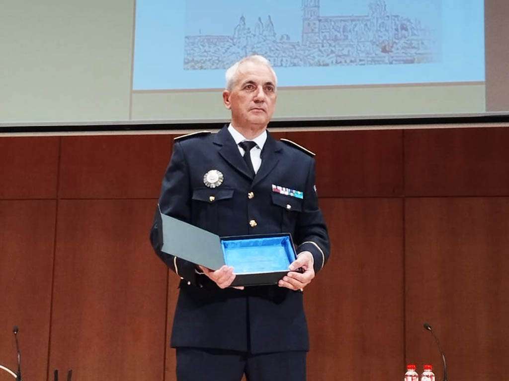 El Mayor de la Policía Local de Segovia, Vicente Sanz Plaza, recoge el reconocimiento en Salamanca. / EL ADELANTADO