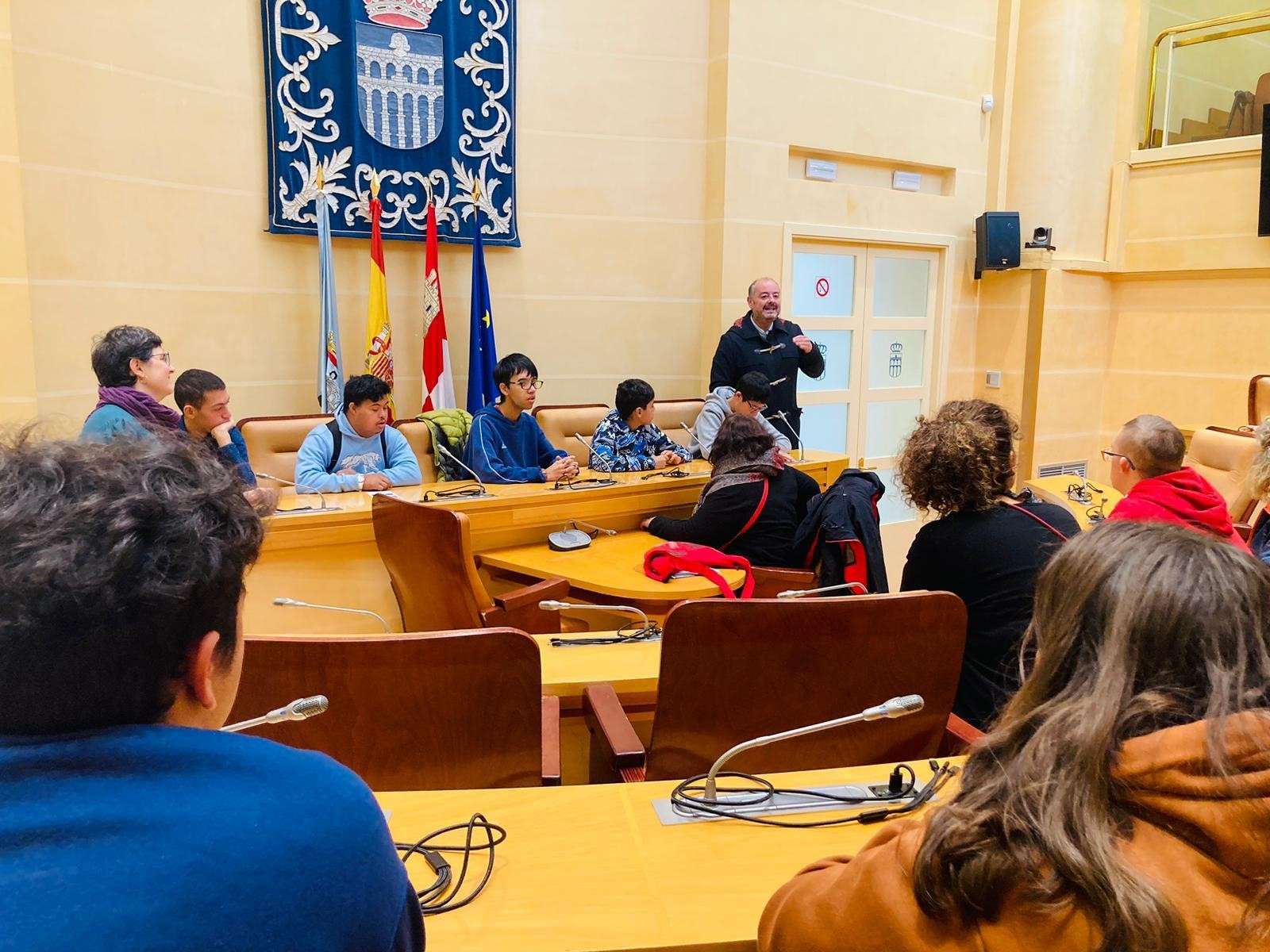 Visita al Salón de Plenos del Ayuntamiento de Segovia. / EL ADELANTADO