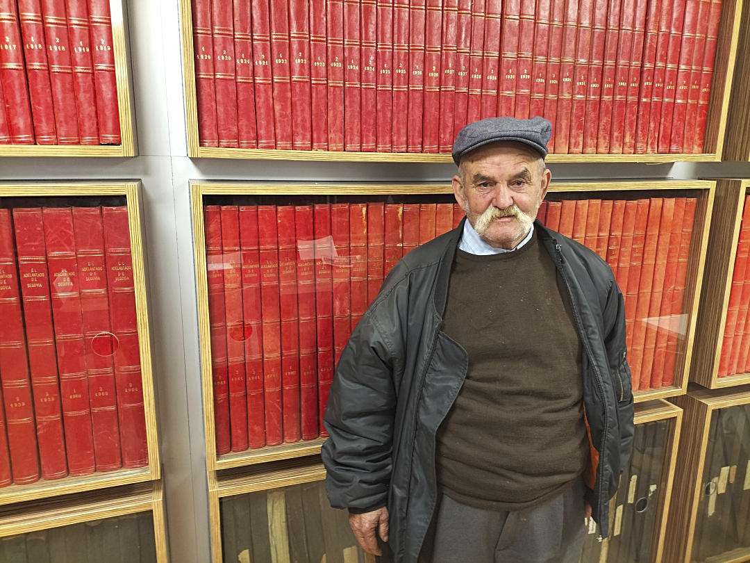 El vaticinio para 2024 de Pedro Sanz, el segoviano que predice el tiempo con el método de las cabañuelas 1 Para saber el tiempo que hará en los próximos días, la mayoría de gente siempre ha comprobado la previsión meteorológica en el periódico, la televisión, la radio... Y, con los avances digitales, muchos lo comprueban en diversas páginas web de Internet, en alguna aplicación móvil o, incluso, los hay que ya se lo preguntan a las inteligencias artificiales. Sin embargo, y a pesar de toda esta tecnología, una de las formas que ha demostrado ser más fiable a la hora de predecir el tiempo es también uno de los más tradicionales y vetustos que existen: el método de cabañuelas. Se trata de un sistema que no necesita de ni de mapas, ni de satélites, ni de . Solo consiste en la simple pero precisa observación de los elementos de la naturaleza que tenemos a nuestro alrededor, razón por la cual es la gente de campo la que lo suele conocer. No es fácil de aprender y requiere de mucha experiencia, pero quienes lo dominan se han convertido prácticamente en meteorólogos. Uno de los mayores exponentes de las cabañuelas en España se encuentra en la provincia de Segovia. Se trata de Pedro Sanz, un pastor de ovejas jubilado proveniente del pequeño pueblo de Rades de Abajo, cerca de Pedraza. Él saltó a la fama en enero de 2021, cuando predijo las nevadas que traería la borrasca ‘Filomena’: “Fue más cantidad de lo que esperaba, pero sabía que nevaría”, ha contado a El Adelantado. EL MÉTODO Pedro explica los trucos de su método con tanta naturalidad que hace verlo como algo muy sencillo, aunque lo cierto es que pocos sabríamos darnos cuenta de estas cosas y, además, saber lo que significan. Por ejemplo, solo con comprobar el estado de las rocas en un determinado momento, puede predecir el tiempo que hará en mayo del año que viene: “A mediados de agosto me suelo levantar pronto para ver se las piedras si están húmedas o no. Y si lo están pues significa que va a llover mucho en mayo, especialmente los primeros 15 días. Además, para la cruz de mayo helará algo, como siempre, y luego ya para el 25 o el 26 se levantará el calor, aunque no tan fuerte como el año pasado” afirma con seguridad. Aunque, sin duda, las mejores aliadas de Pedro a la hora de hacer sus predicciones son, como buen pastor que ha sido, las ovejas. Y es que su comportamiento le puede decir bastante sobre el tiempo que va a hacer, especialmente a corto plazo: “Por ejemplo, si se mueven mucho y tocan sus cencerros, pues es que están barruntando agua. Y si están comiendo en el campo durante las tardes de invierno, como de repente se vayan corriendo hacia la nave es que están barruntando nieve”. Además, otro elemento importante del que hay que estar pendiente en el método de cabañuelas es la luna. Y es que sus fases pueden ser un factor determinante para los cambios atmosféricos, por lo que conocer los efectos de este satélite sobre nuestro planeta en cada uno de sus ciclos es también fundamental a la hora de hacer predicciones del tiempo, como el frío que va a hacer esta Nochevieja: “Nos vamos a comer las uvas tiritando, porque ha coincidido con la luna llena”; o las temperaturas excesivamente altas del pasado mes de agosto: “Al haber cinco lunas, dos de ellas llenas bastante grandes, pues eso provocó que hiciera más calor del debido”. PREDICCIONES PARA 2024 Teniendo en cuenta todas sus observaciones, ¿qué previsiones ha hecho Pedro Sanz para el año 2024 en el que entramos esta noche? Pues, yendo a lo más inmediato, el invierno se presenta con pocas nevadas, pero mucha lluvia: “No habrá mucha nieve. Seguramente caerá algo en torno al 20 de enero, pero lo que va a haber este invierno es agua, porque es año bisiesto y los bisiestos suelen ser llorones. En 2016 llovió muchísimo y en 2020 igual, que ya lo avisé en su día en una entrevista para este mismo periódico”, afirma. Pero el periodo que parece que de verdad puede ser muy convulso son las primeras semanas de la primavera y, más concretamente, la Semana Santa. Para este periodo festivo, Pedro vaticina que caerán fuertes lluvias... ¡y hasta algo de nieve!: “Este año, la Semana Santa coincide con finales de marzo, que es el único mes del año que tendrá cinco viernes, cinco sábados y cinco domingos. Y prácticamente siempre que cae en esta época termina haciendo mal tiempo. Por eso, y por la bajada de turismo que supone que la Semana Santa sea tan pronto, las ciudades prefieren que caiga en abril”. Además, en otra curiosa predicción para el próximo año, Pedro Sanz adelanta una llegada tardía del calor veraniego verano, que estará precedido de lluvias hasta bien entrada la estación estival: “Como están sembrando tarde y las hojas también han tardado en caerse, yo creo por lo menos que hasta el día 10 u 11 de julio no se tranquilizará el tiempo y estará lloviendo hasta entonces. O sea, que el verano va a tardar un poco en llegar. Aunque en mayo habrá una pequeña ola de calor y luego para la feria también una segunda, pero no es tan fuerte como la de este año. Por eso luego en un lado de la feria refresca y en julio algunos días va a estar lloviendo”, subraya. CELEBRIDAD EN SEGOVIA Obviamente, las cabañuelas, al igual que cualquier otro sistema de predecir el tiempo, no es 100% fiable y también se pueden cometer errores con él. Por ejemplo, hace un año Pedro Sanz vaticinaba más nieve de lo previsto para finales de este año 2023. Sin embargo, finalmente no ha sido así y el manto blanco no ha bajado de las grandes alturas. Sin embargo, y a pesar de eso, sí ha demostrado tener una alta fiabilidad, más incluso que otros métodos. Por ejemplo, y al igual que ocurre para 2024, Pedro Sanz adelantó que el calor en Segovia tardaría en llegar, al igual que ubicó las temperaturas más altas del verano en la región en el mes de agosto. Ambos pronósticos terminaron cumpliéndose, además de otros como los carnavales fríos, las lluvias en Semana Santa y las heladas que cayeron en algunas noches del mes de mayo: “El otro día estuve en Peñafiel (Valladolid) y me dijeron que solo había fallado cinco predicciones en todo el año”, presume nuestro hombre del tiempo. Y es que los aciertos de Pedro Sanz le han catapultado a la fama: no solo los medios de comunicación le piden a finales de cada año que haga la predicción del siguiente, sino que la gente le reconoce por cuando le ve y le pide que haga vaticinios para días concretos: “Me paran por la calle... y siendo tan feo no lo entiendo. Si fuera guapo, todavía”, bromea. “Hace poco, una mujer me preguntó por el día de la boda de su nieta, que se casa en mayo. Yo le dije que estuviera tranquila, que aún quedaba mucho”, nos cuenta. Aunque los que más le preguntan sobre el tiempo son quienes mejor le conocen: los miembros de su familia, que valoran más que nadie sus conocimientos. Y, aunque no tiene hijos que aprendan sus enseñanzas como él las aprendió de su padre (y de su abuelo), comenta con orgullo cómo una de sus sobrinas está mostrando interés en su método. Lo que sí preocupa a Pedro sobre el tiempo es el cambio climático. Y es que, aunque es un tema del que aún hay gente que duda su veracidad, él lo tiene muy claro: ha notado cambios en los últimos años: “Se nota mucho en que algunos animales se comportan de manera diferente, sobre todo los pájaros. Las cigüeñas, por ejemplo, se han ido antes de lo debido este año, y las que han venido no se aclaraban. Y las perdices ya no saben cuando hacer los nidos con la temperatura que hace en abril y mayo”, se lamenta.