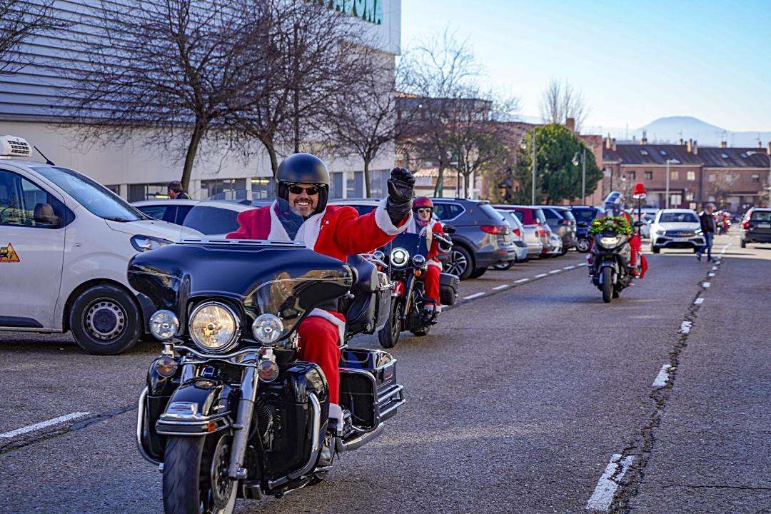 La ‘Papanoelada’ motera recorre las calles de Segovia.