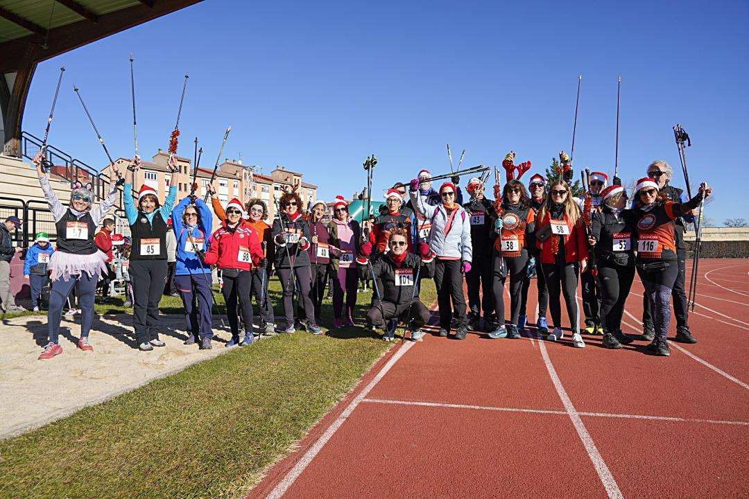 Los participantes celebran haber llegado a la meta.