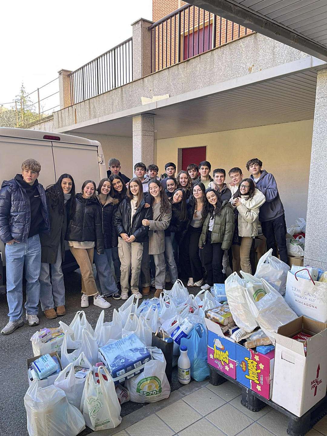 Los alumnos de 2º de Bachillerato junto a los productos de la 'Operación Kilo'