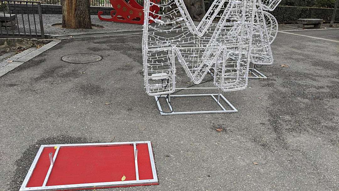 La Policía Local recupera el adorno que había sido sustraído del Paseo de la Navidad 1 08 3