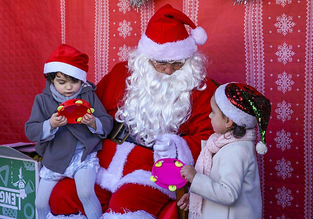 Papá Noel inunda Segovia de regalos, magia e ilusión 1 Papá Noel recibe a los niños en El Espinar tras su paseo.