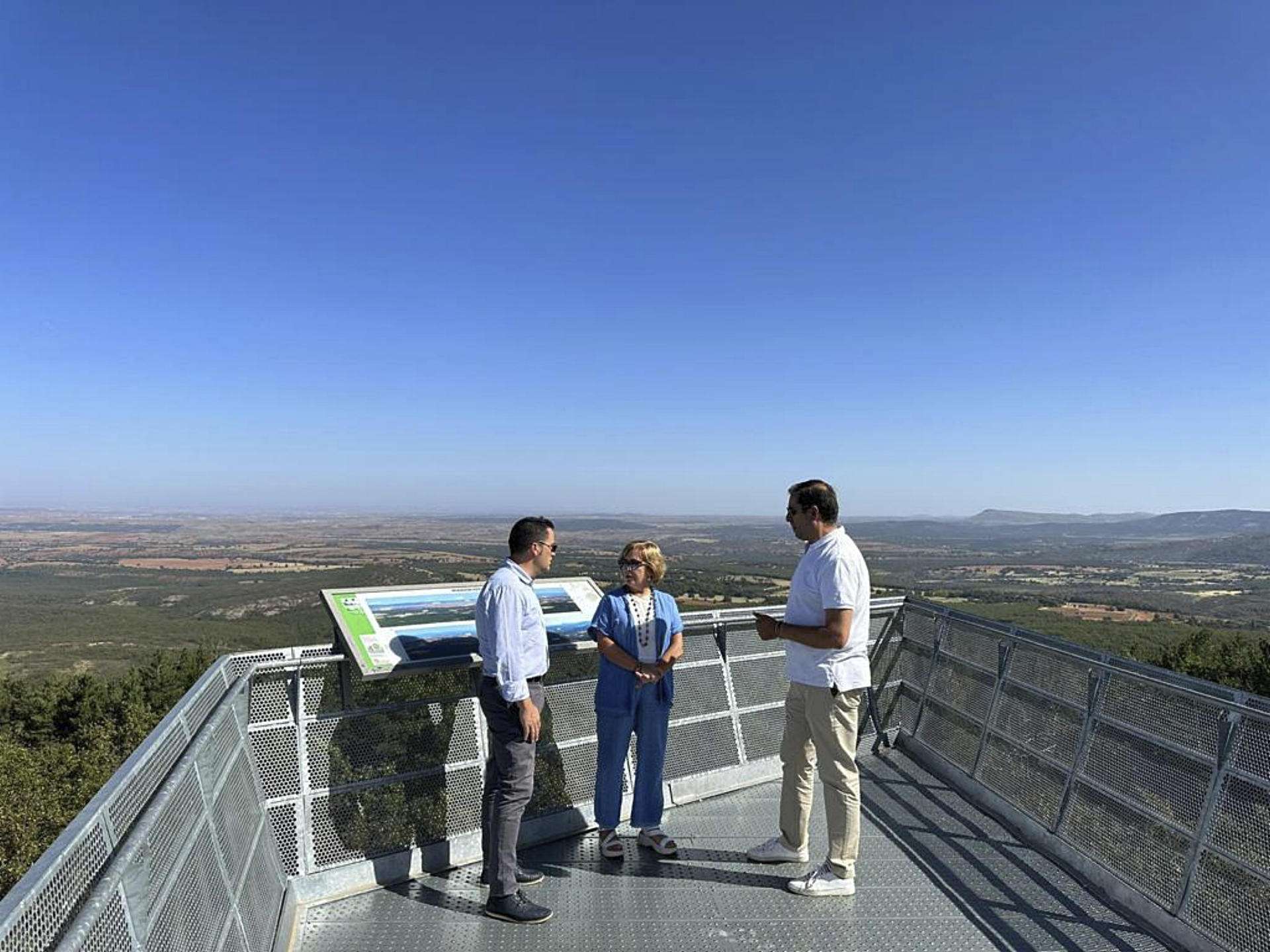 Javier Figueredo observa las vistas en un mirador en Riaza junto a representantes del municipio.