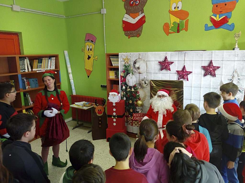 Los pequeños, expectantes en el Colegio La Villa de Cuéllar. Los pequeños, expectantes en el Colegio La Villa de Cuéllar.