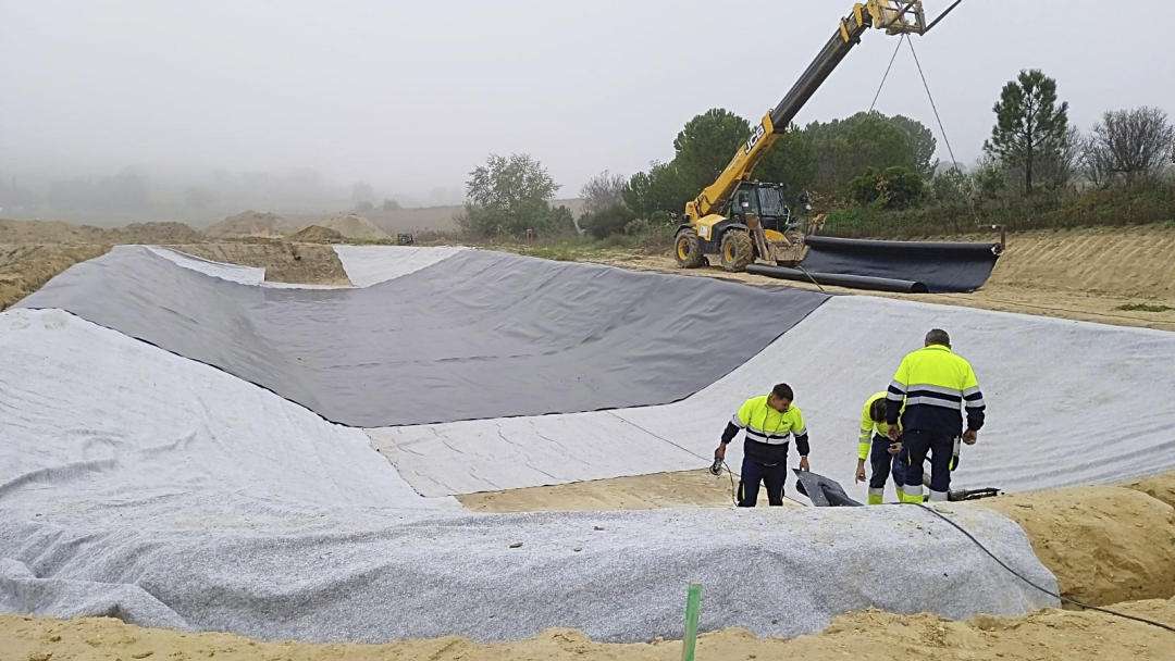 Unos operarios trabajan en las obras de la depuradora.