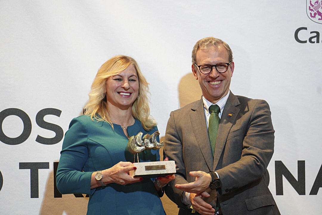 Ángela recibe su premio de manos del consejero de Industria, Comercio y Empleo, Mariano Veganzones.