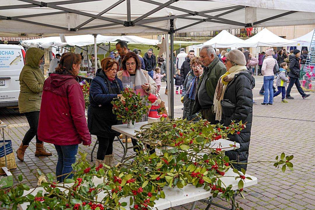 La Plaza Mayor de Prádena acoge el Mercado del Acebo.