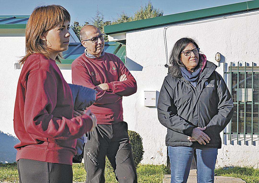 La veterinaria Nuria Foces, el técnico Miguel Ángel González y Elena Hernández forman parte del equipo en Segovia. / Miguel Ángel Fernández