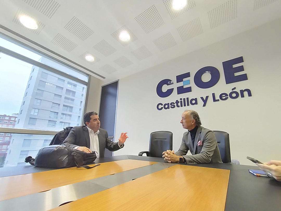 Bruno Portellano (izquierda) junto al secretario de la CEOE en Castilla y León, Félix Sanz.