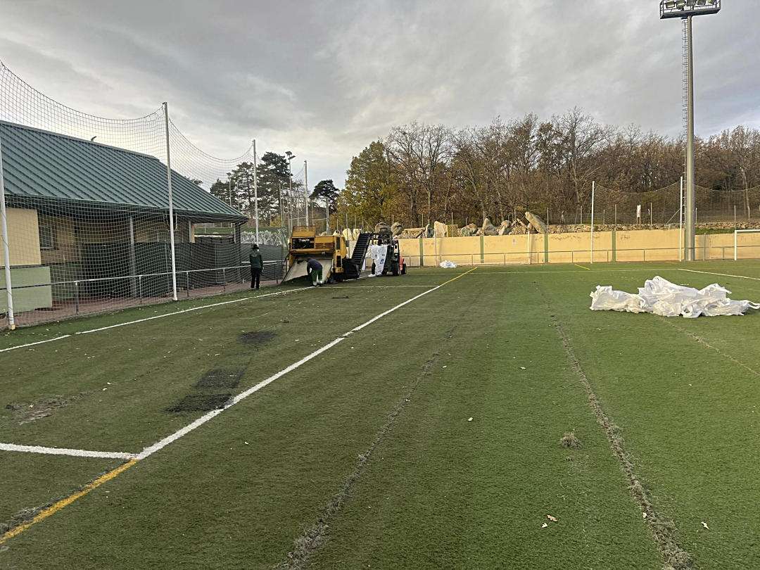 Imagen del cambio de césped en el campo de fútbol de la localidad.