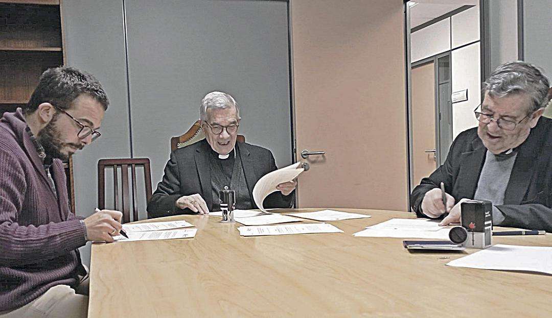 El Obispo de Segovia, César Franco, el vicario general Ángel Galindo y el alcalde de Caballar, Víctor Sanz, en la firma de sendos convenios.