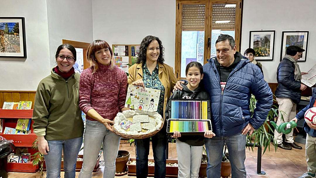 Las monitoras del taller de reciclaje con la ganadora del concurso de dibujo y el alcalde de Sotosalbos.