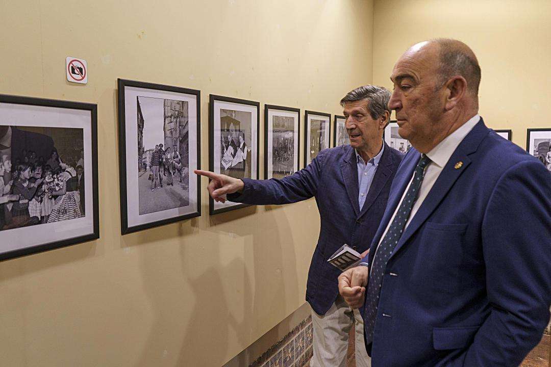 El director del museo Rodera Robles, Rafael Cantalejo, y el presidente de la Diputación, Miguel Ángel de Vicente, en la visita a la exposición.