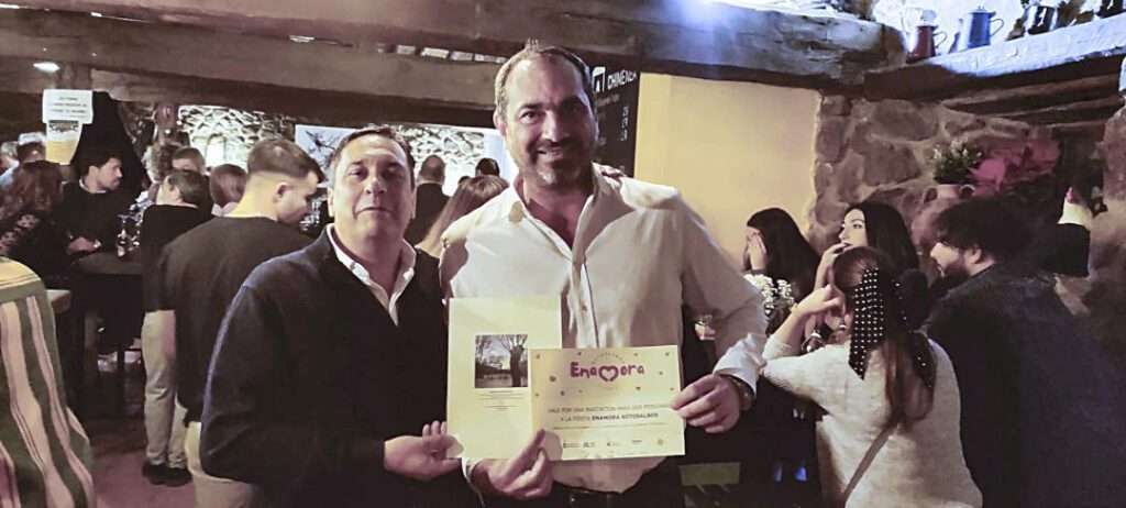 El ganador del concurso de poesía.