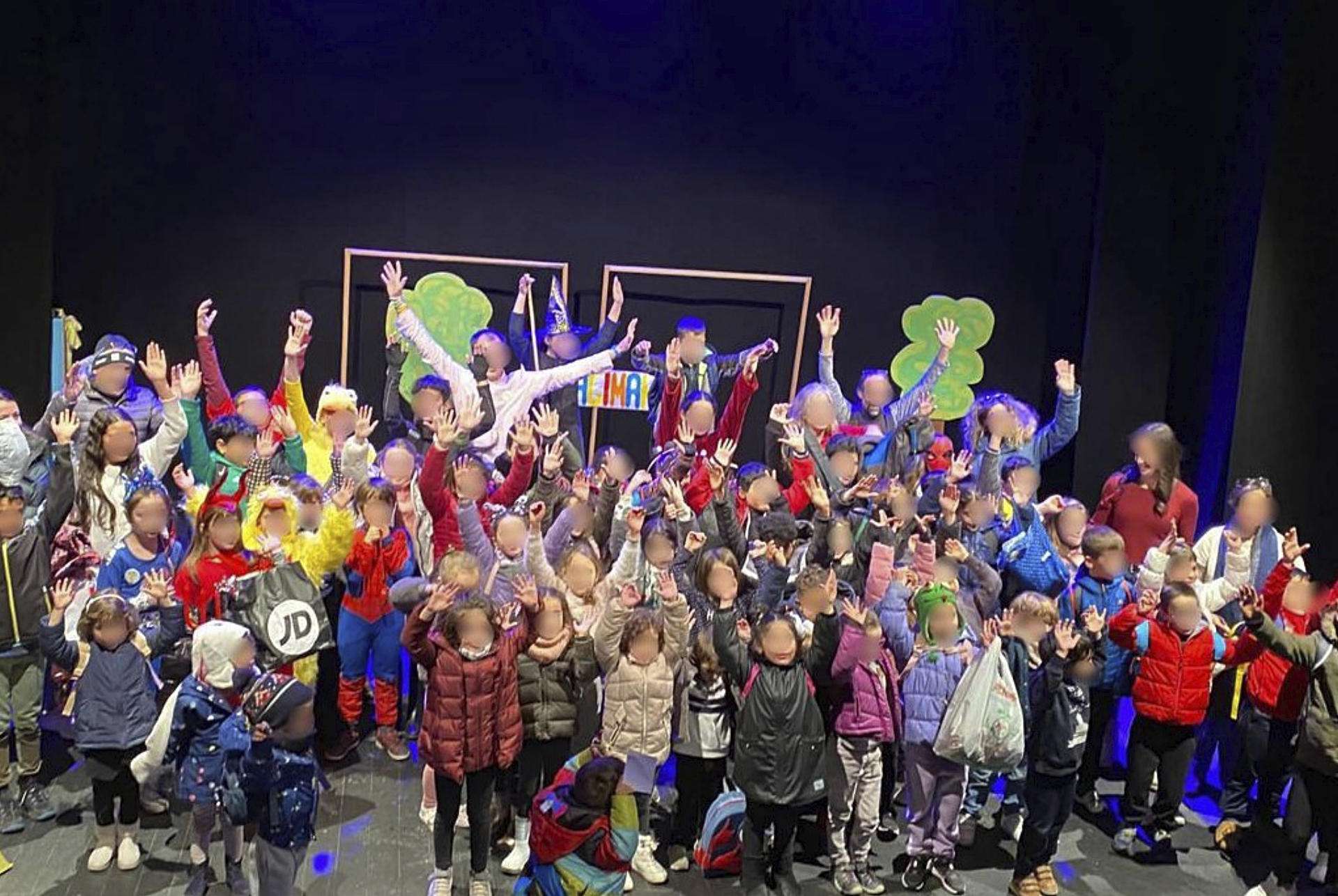 Todos los niños que participaron en las obras se reunieron al final de las representaciones.