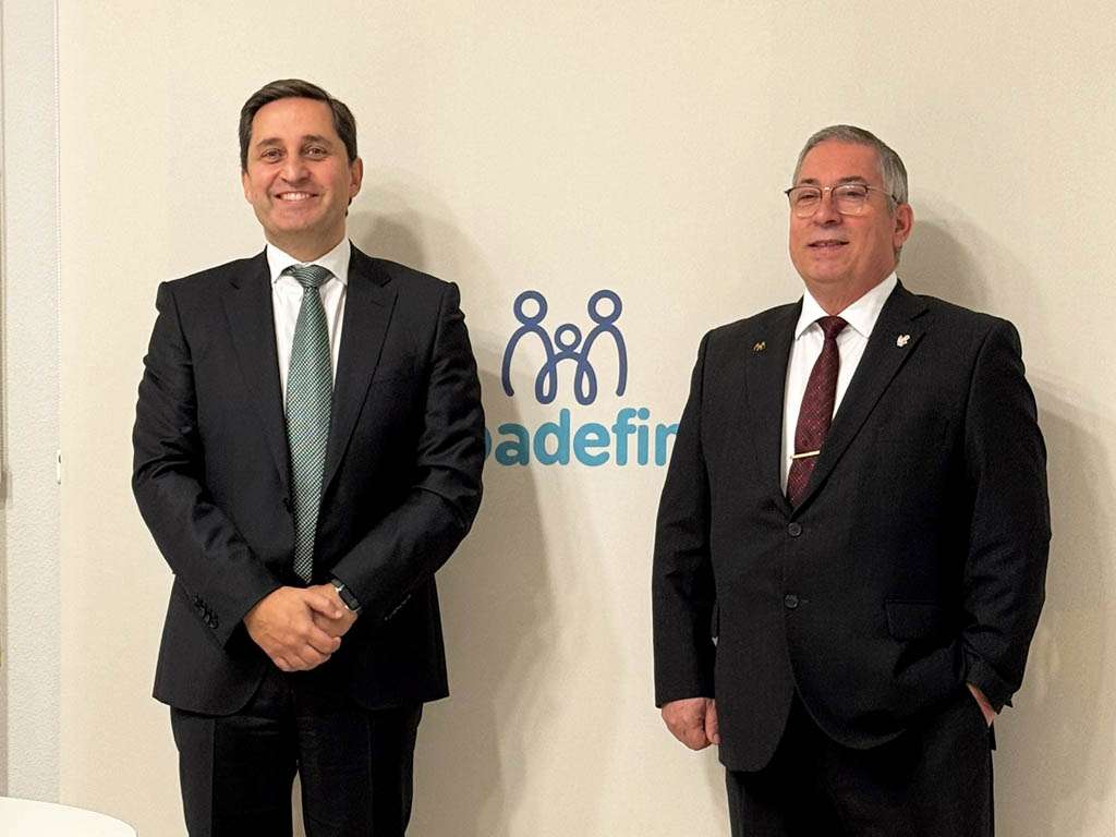 José María Chaparro, Director General Adjunto de Cajaviva Caja Rural; y Maximino Viloria, Presidente de APADEFIM. / EL ADELANTADO