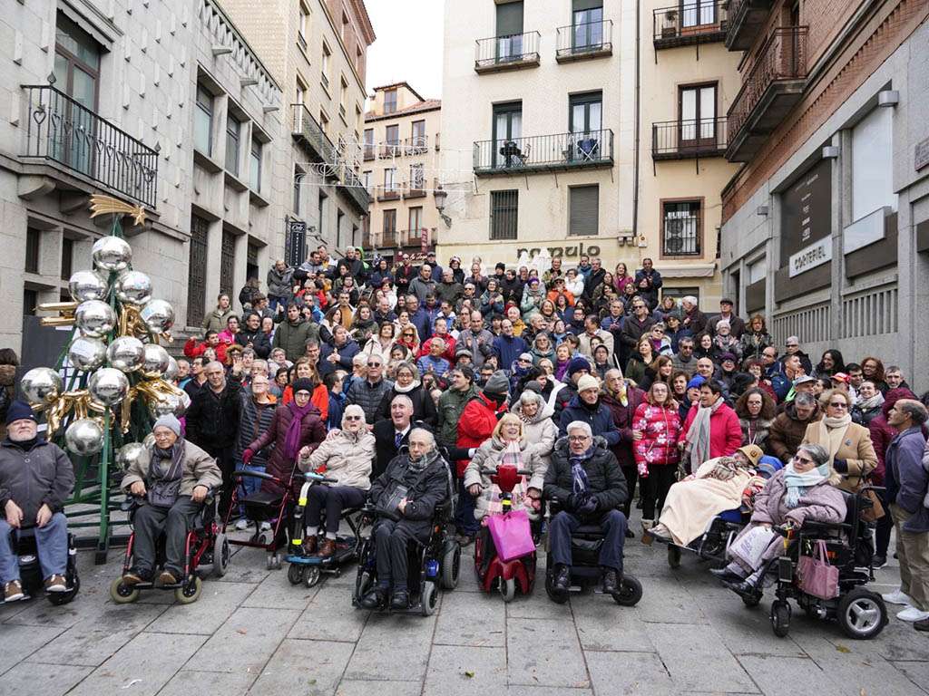 El árbol de los deseos protagoniza el acto central del Día Internacional de las Personas con Discapacidad 1 Día Internacional de las Personas con Discapacidad en Segovia. / MIGUEL ÁNGEL FERNÁNDEZ