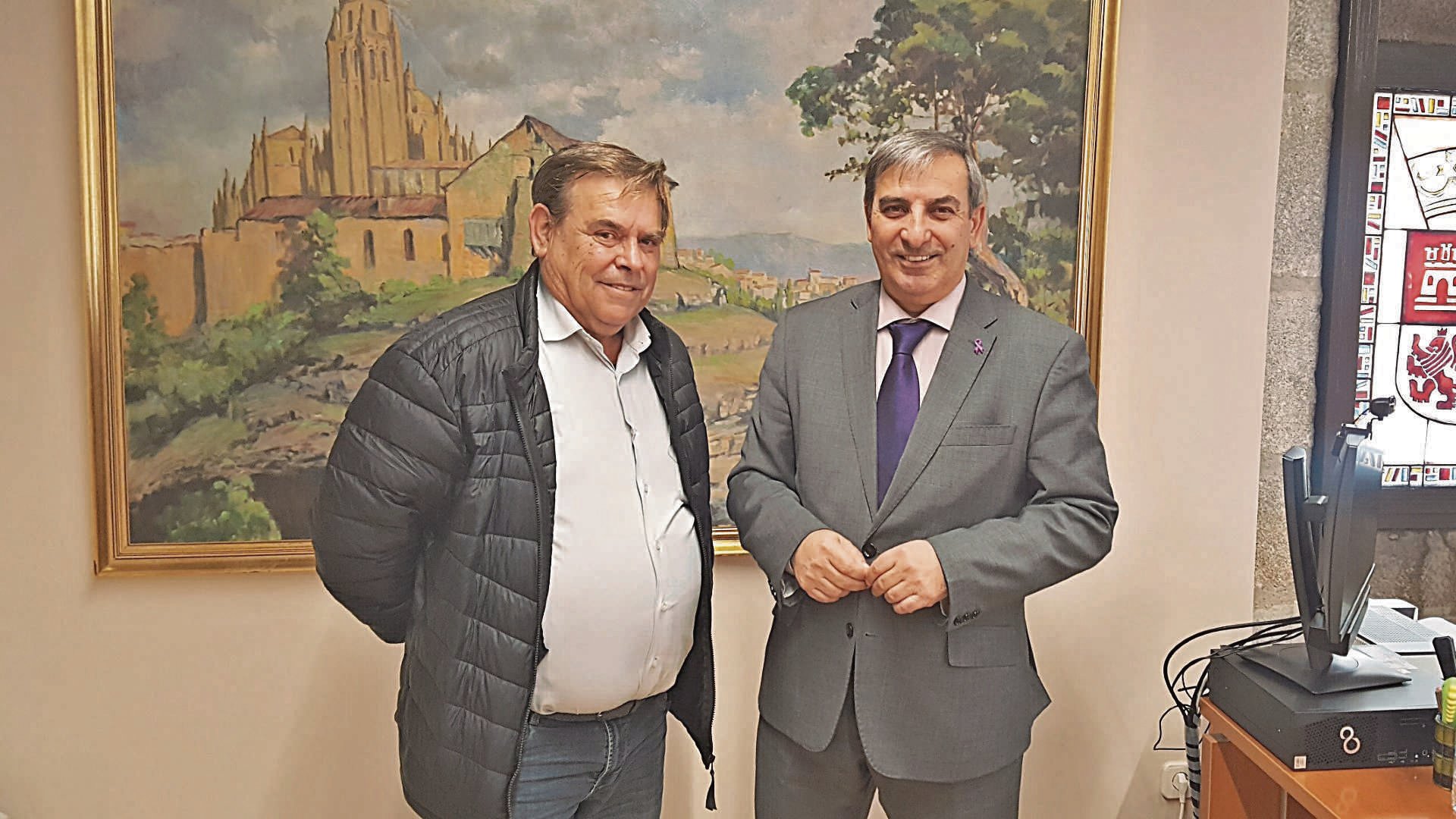 El alcalde de Navares de Enmedio con el delegado territorial