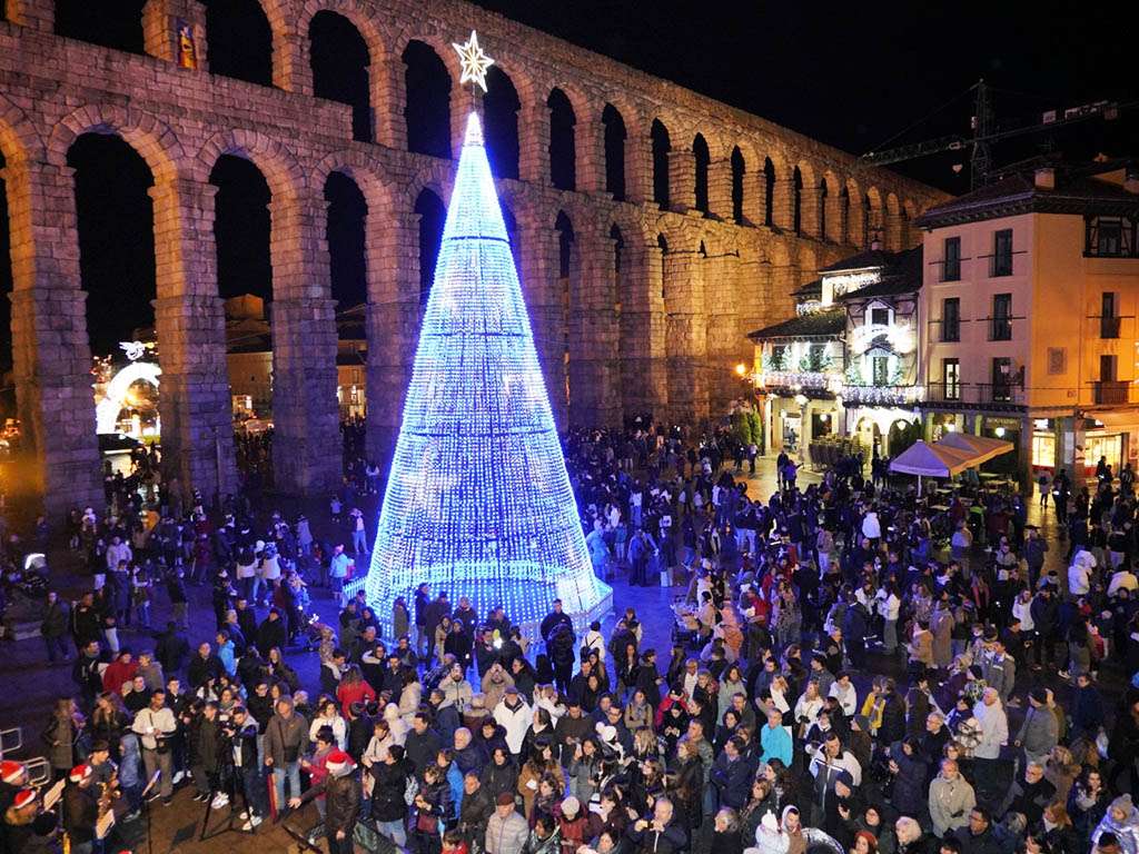 Encendido navideño, con el Acueducto de fondo. / MIGUEL ÁNGEL FERNÁNDEZ