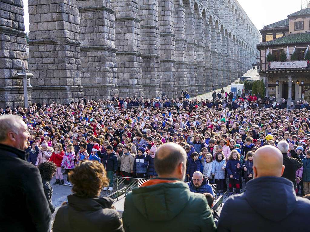 Felicitación navideña de los alumnos del Colegio Claret. / MIGUEL ÁNGEL FERNÁNDEZ