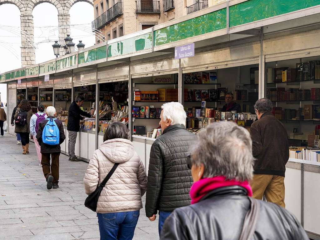 Feria del Libro, organizada en la avenida del Acueducto. / MIGUEL ÁNGEL FERNÁNDEZ