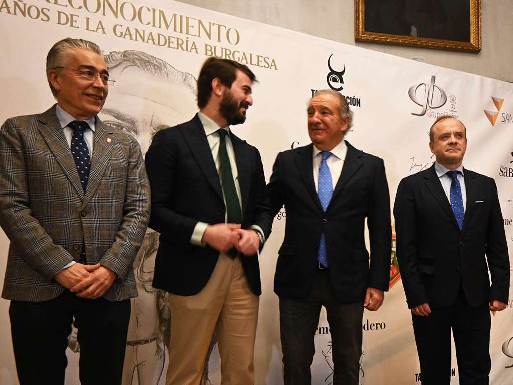 El ganadero Antonio Bañuelos (tercero), junto con el vicepresidente de la Junta, Juan García-Gallardo. / EL ADELANTADO