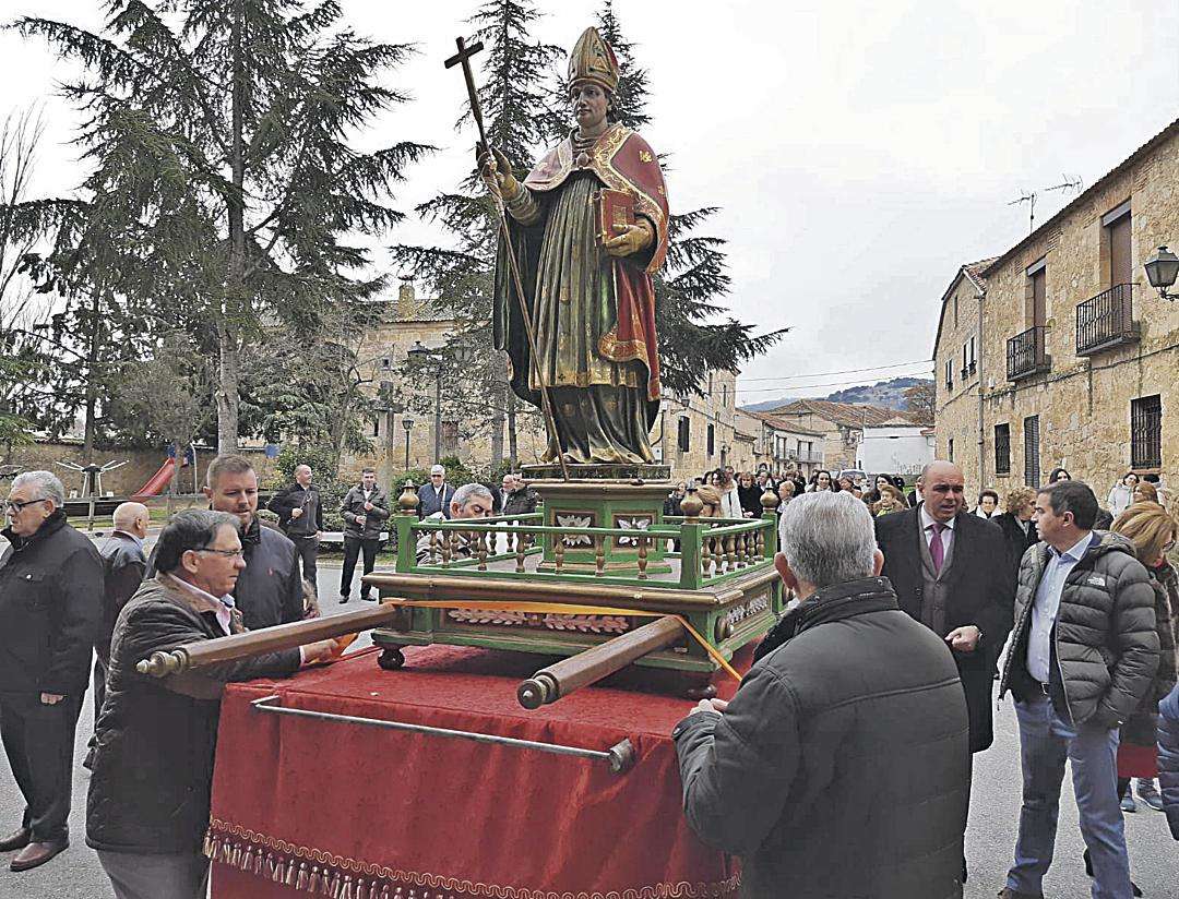 Los vecinos arropan al Santo durante la procesión por el pueblo.