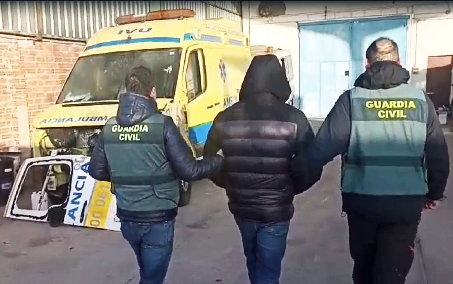 La Guardia Civil de Valladolid, en el marco de la operación ‘Ambulanza’, detiene a tres hombres como presuntos autores de los delitos de hurto de uso de cuatro ambulancias, varias motocicletas, material sanitario, así como diversos componentes de lo