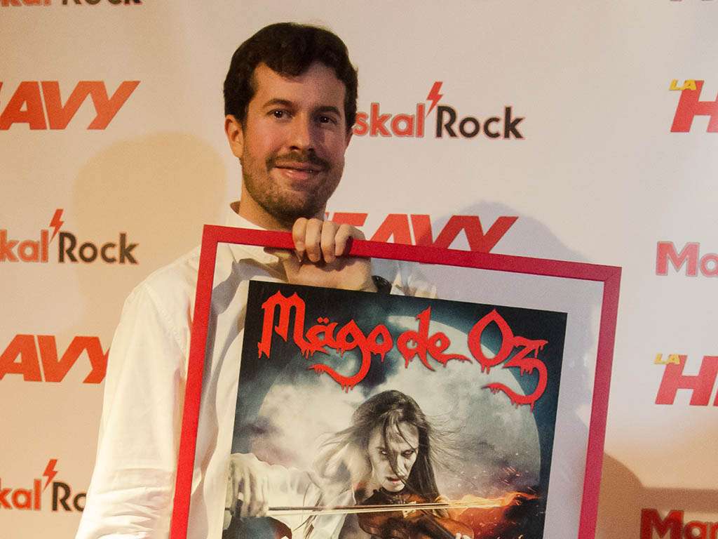 El director segoviano José Luis López-Antón, con el 'disco de oro'.